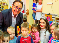 Fásy Ádám a királynő és az óvodások gyűrűjében